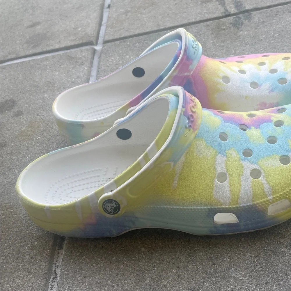 CROCS Men's Tie-Dye Pastel Clogs in Yellow Blue Pink White